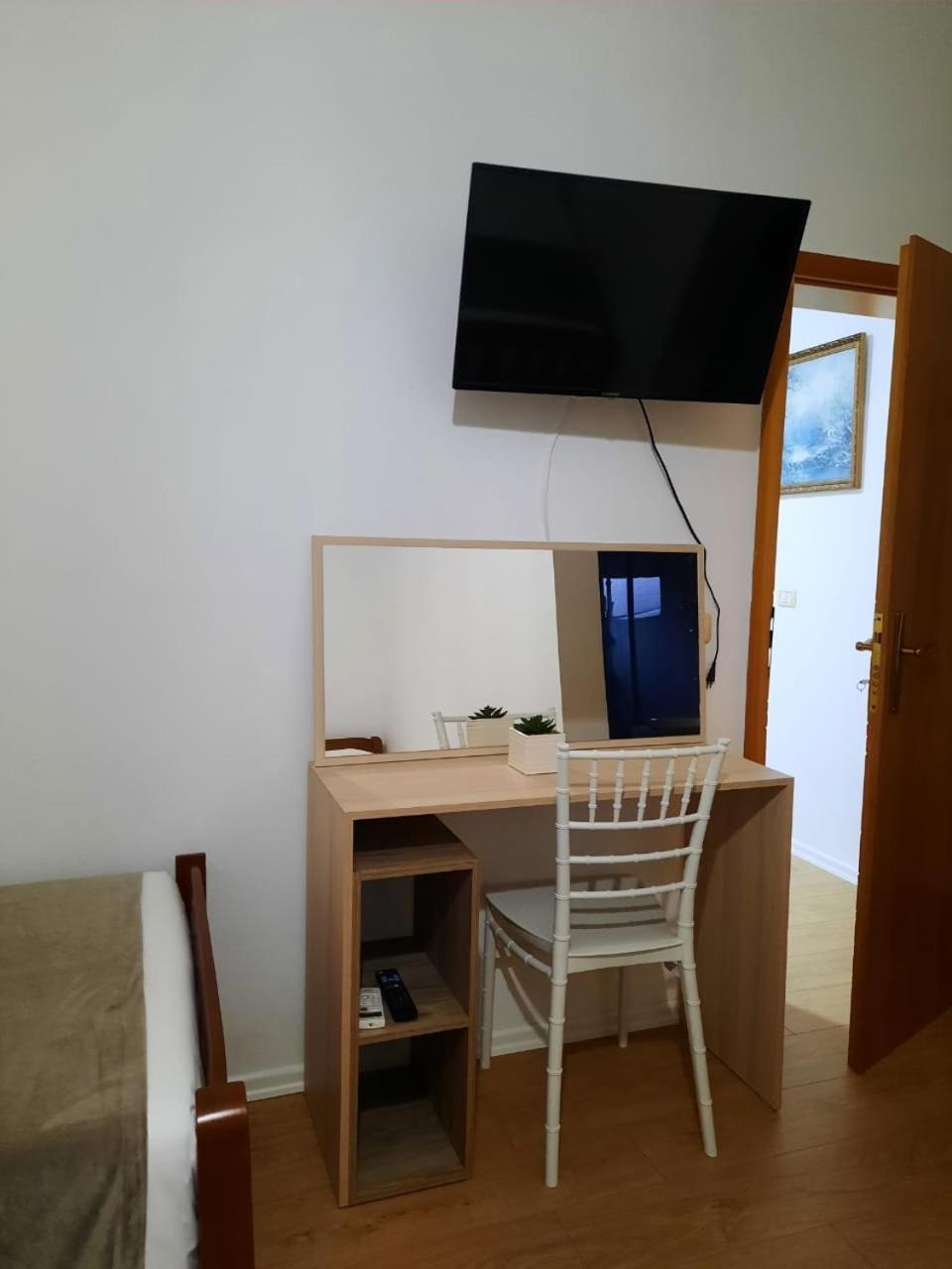 Vila M Vera Rooms With Kitchen And Apartments Durrës Buitenkant foto