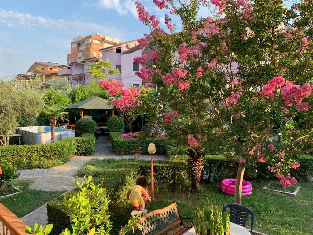 Vila M Vera Rooms With Kitchen And Apartments Durrës Buitenkant foto