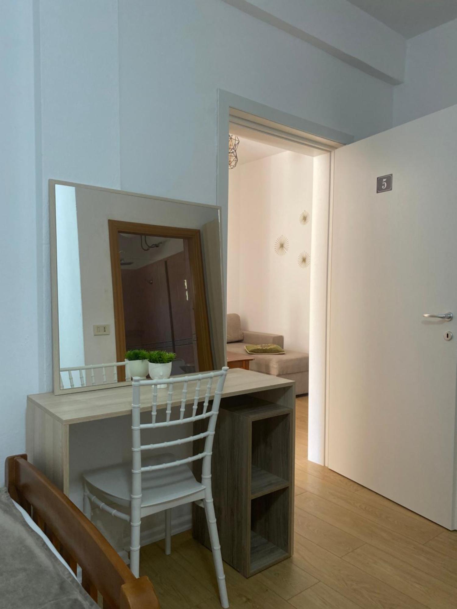 Vila M Vera Rooms With Kitchen And Apartments Durrës Buitenkant foto